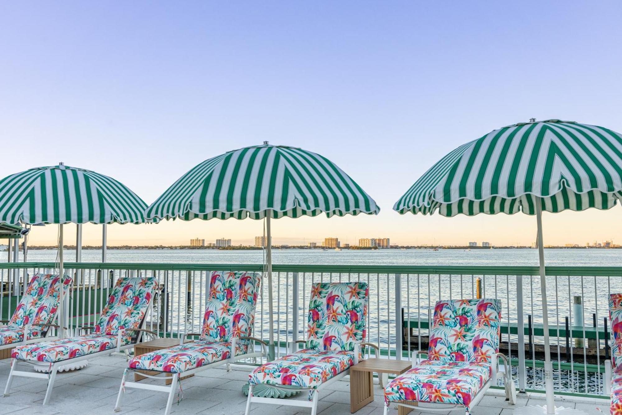 ベスト ウエスタン オン ザ ベイ イン&マリーナ North Bay Village エクステリア 写真